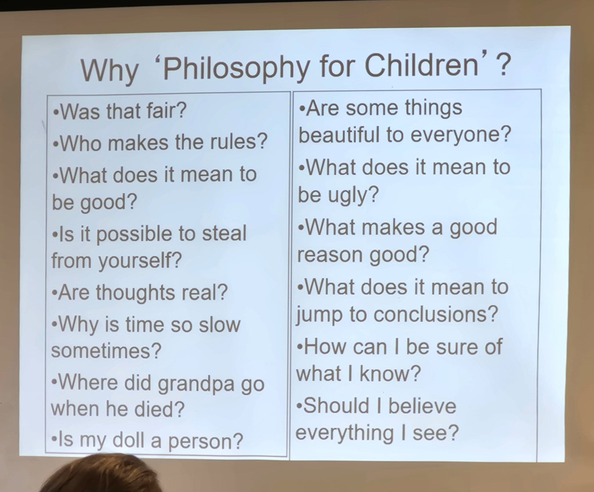 Presentationsbild med rubriken Why ’Philosophy for Children’? och en lista med filosofiska frågor från barn.