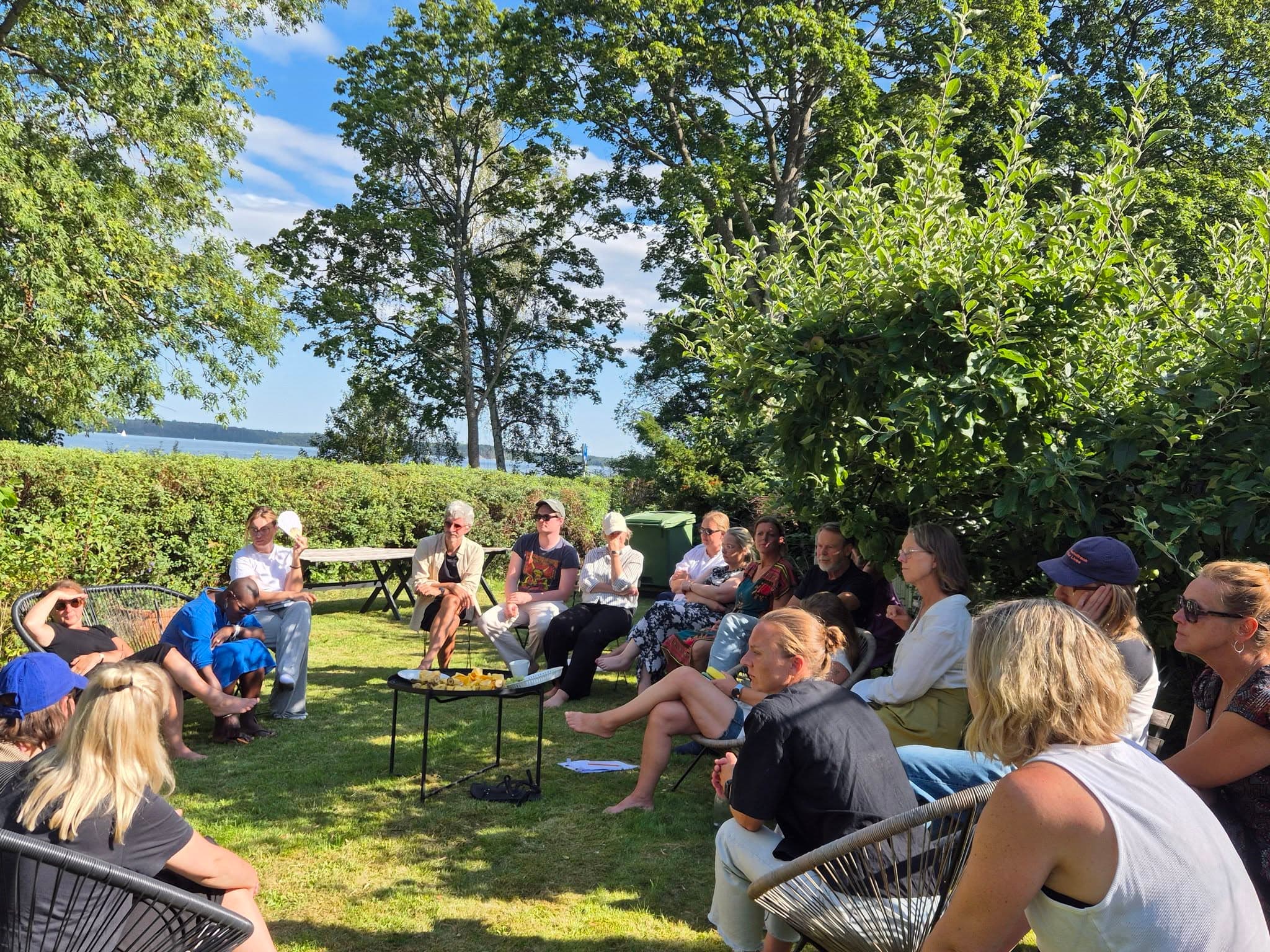 Personalen på Filosofiska samlade i en trädgård.
