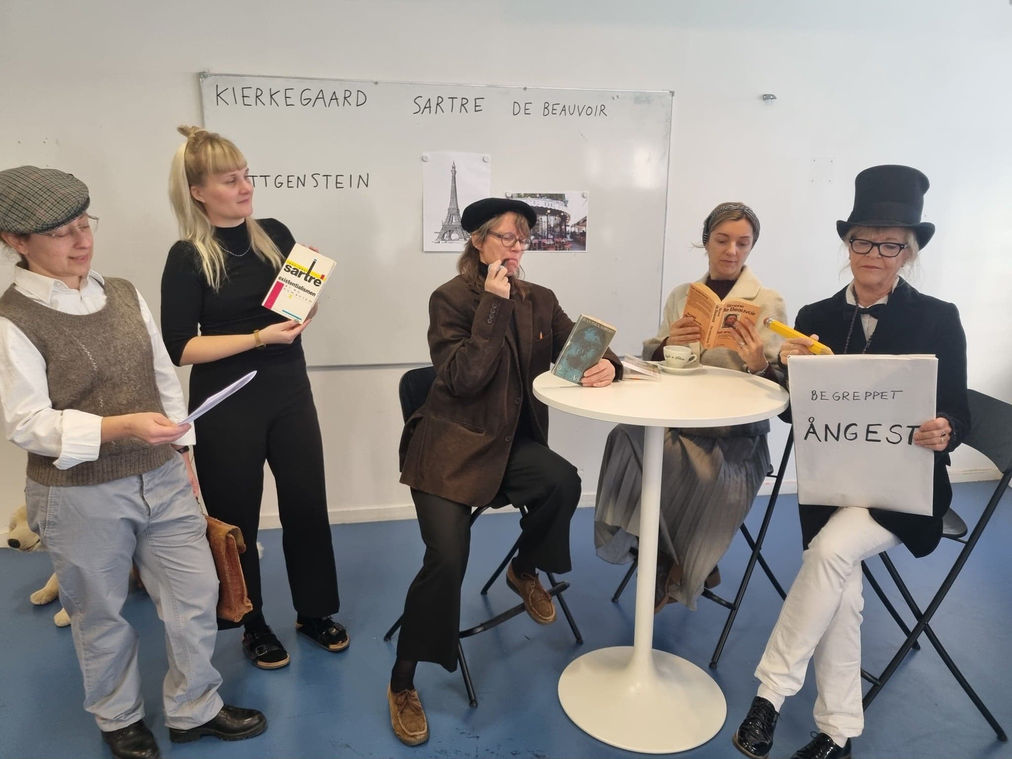 Storsamling på Filosofiska där flera elever och pedagoger är utklädda till kända filosofer.